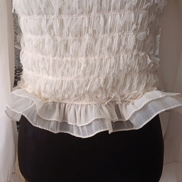 Chic Cream Blouse with Floral Details - Picture 6 of 10